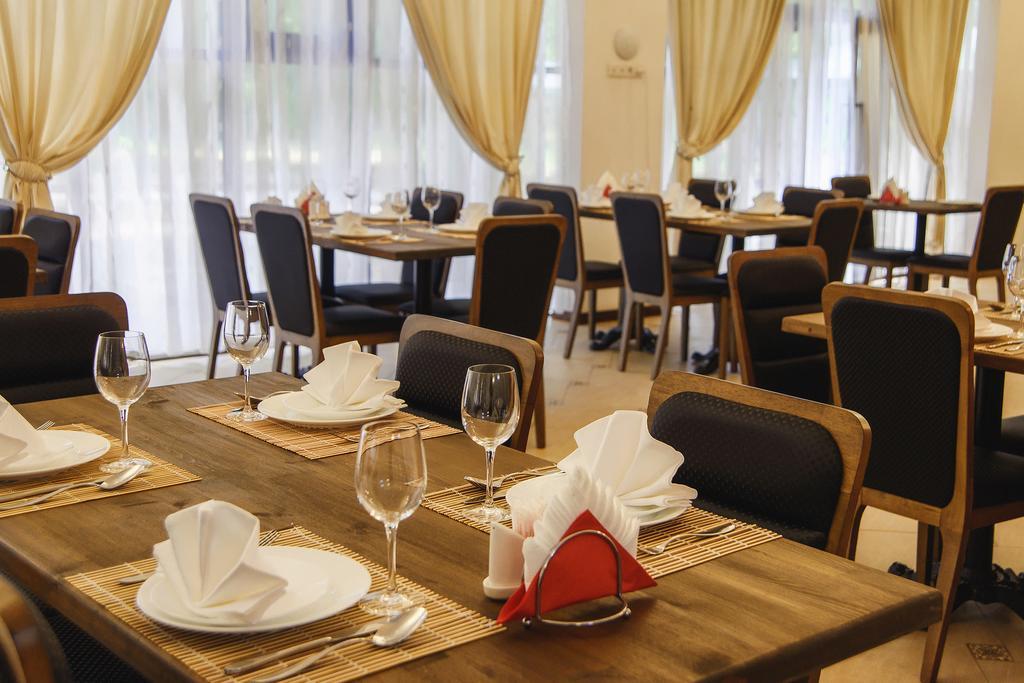 Promenade Park Hotel Chimkent Extérieur photo